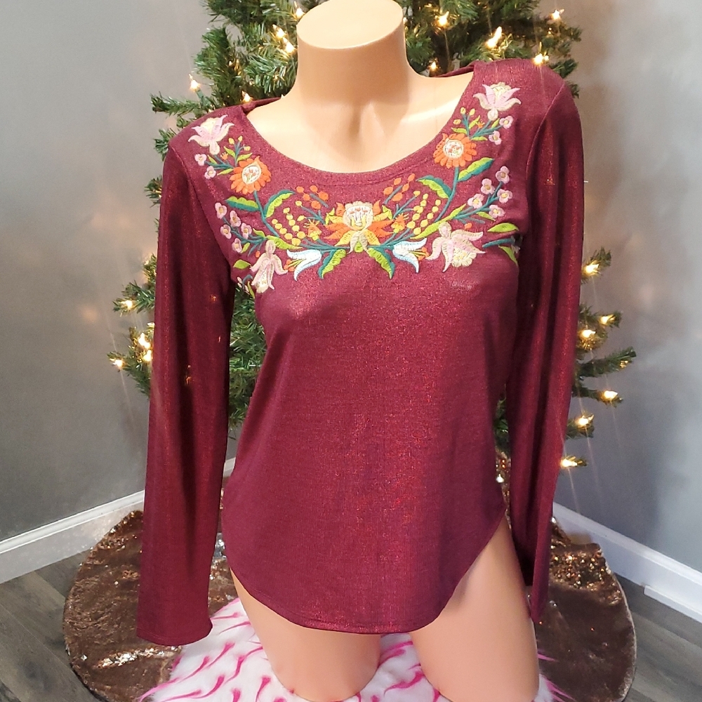 Angel embroidered shimmer top size M NWOT